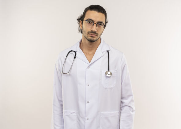 眼镜疲惫的年轻男医生戴着眼镜 穿着白色长袍 带着听诊器穿男人医生