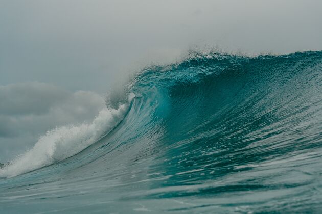 岛屿印度尼西亚明打威群岛巨大的海浪破碎的内景天堂景观自然