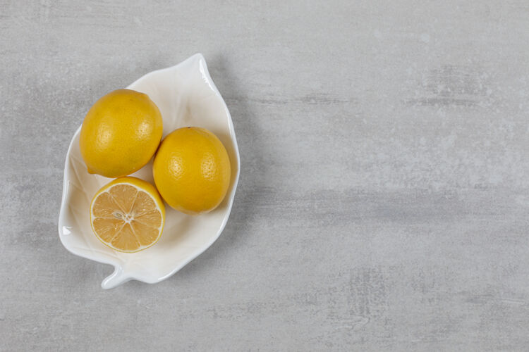 成熟在大理石表面的盘子里放两个半柠檬盘子健康整个