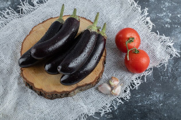 早餐有机蔬菜紫色茄子放在木板上 配番茄和大蒜有机餐桌乡村