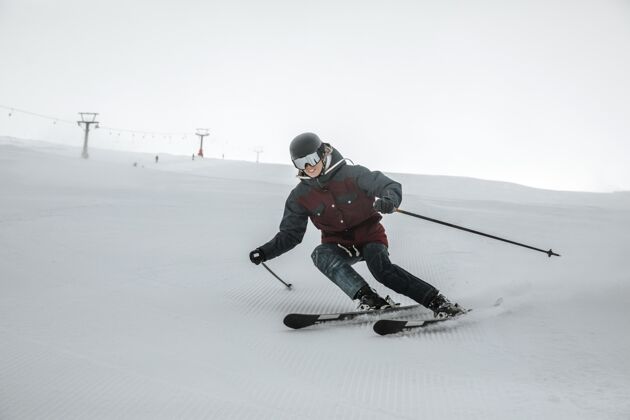 全拍全速滑雪者在户外玩得很开心滑雪下雪寒冷
