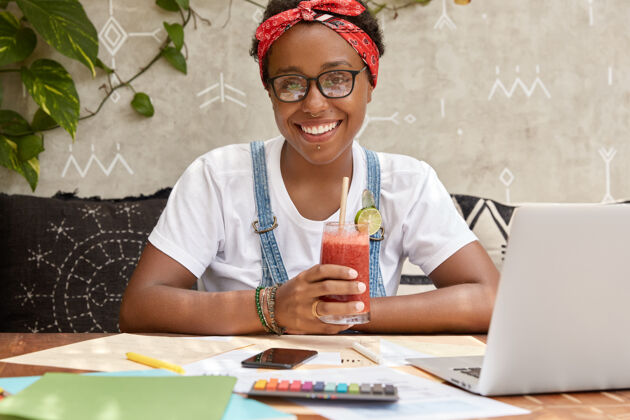 咖啡馆积极的女旅游工作者开发旅行社网站 学习财务方面时髦人士非洲科技
