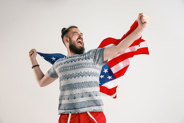 美国拿着美国国旗的年轻人民主表达立场