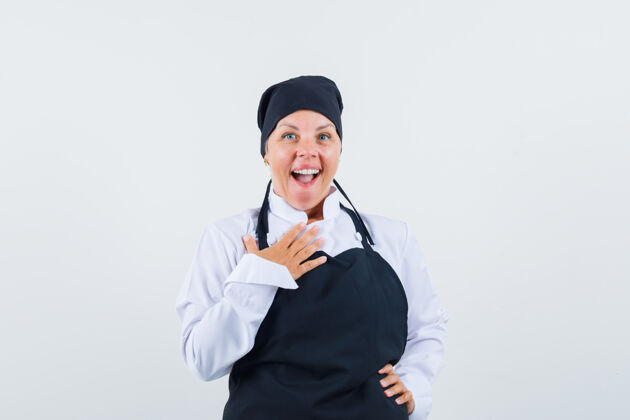 制服身着制服的女厨师 围裙露出喜色 前视图肖像健康漂亮