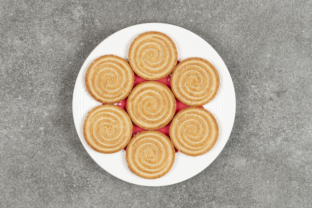 脆一盘美味的圆饼干放在大理石表面饼干饼干小吃