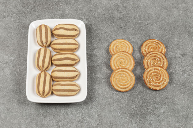 巧克力一盘巧克力条纹饼干和饼干放在大理石表面美食面包房饼干