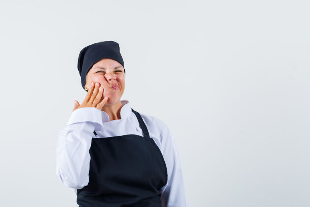 围裙女厨师穿着制服 围裙上牙疼 看上去不舒服 前视图年轻肖像卷发