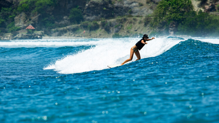 印度尼西亚在蓝色波浪上冲浪运动冒险极限