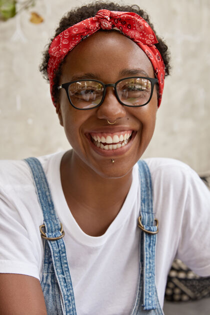 穿孔快乐快乐的年轻非洲裔美国妇女有牙齿微笑的垂直镜头时髦积极高兴