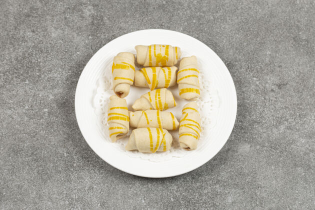 甜点美味的自制饼干放在白色盘子里美味饼干糕点