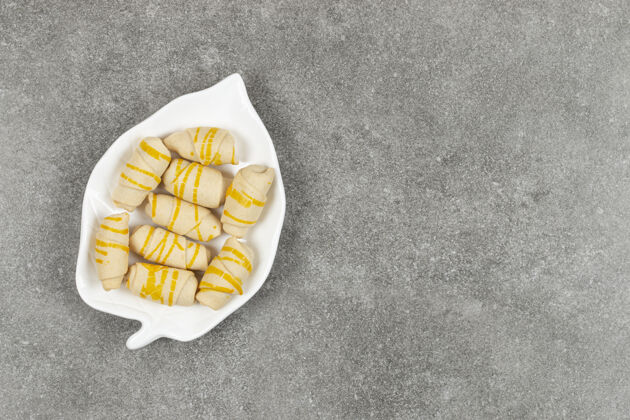 可口美味的自制饼干放在叶子形状的盘子里美味烘焙甜点