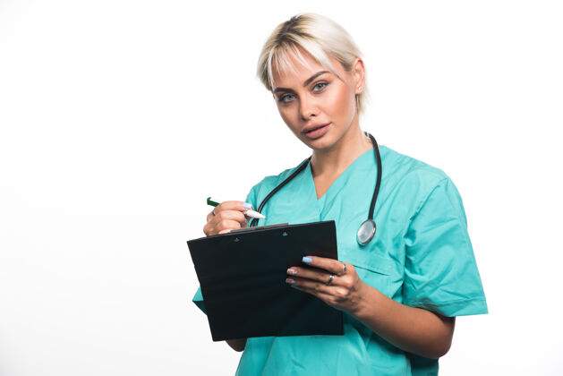 文件女医生用白纸笔在剪贴板上写东西人类制服医院