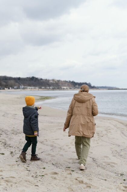 旅行孩子和女人在海边全拍自然户外祖父母