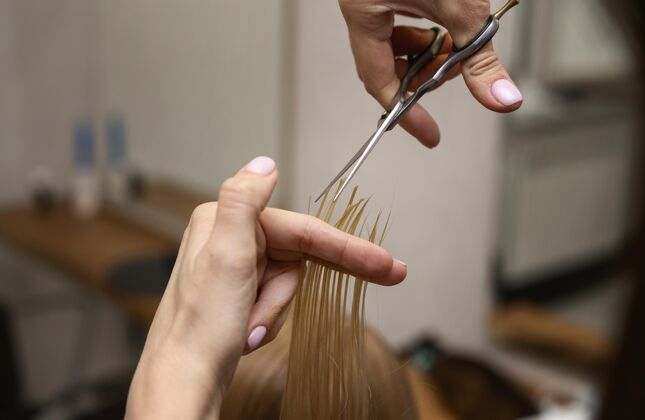 美发理发师为客户设计发型专业发型师客户