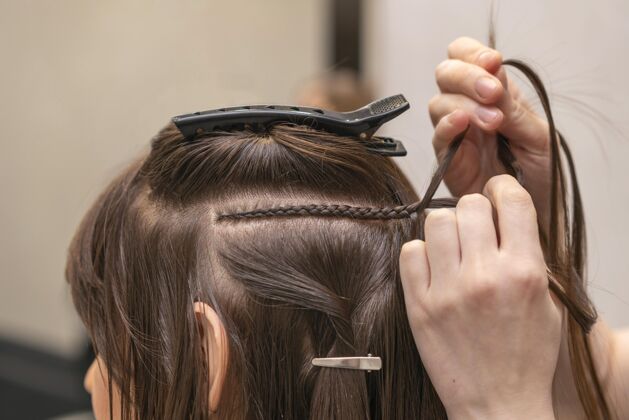 发型师美发师在沙龙给客户做发型风格工作美发