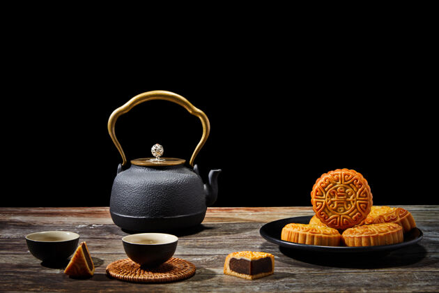 面包房一盘美味的饼干和一壶茶放在木头表面曲奇小吃咖啡