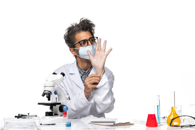 化学正面图中年科学家戴着手套戴着口罩穿着特殊的西装外套面罩科学