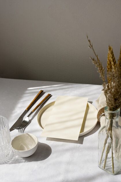 白色餐桌最小的白色桌子安排美食简约用餐