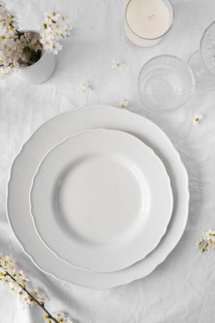 美味白色餐桌的布置 为您提供美味佳肴用餐白色餐桌简约