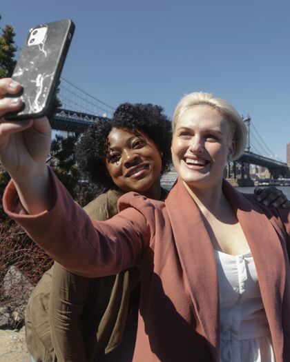 纽约中镜头笑脸女人自拍季节旅行乐趣