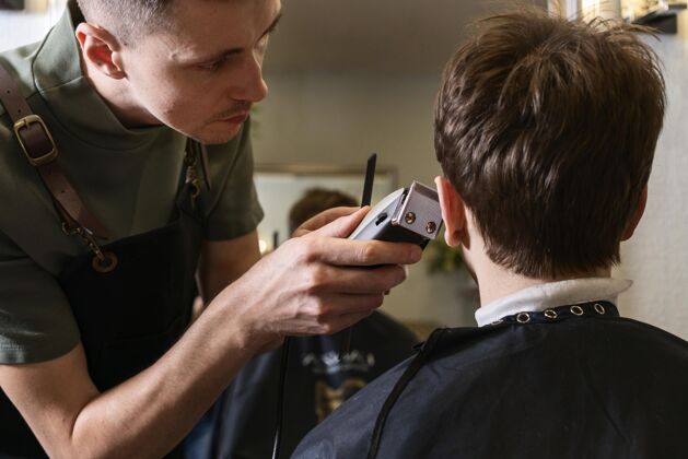 工作剪客户头发的人美发工作发型师