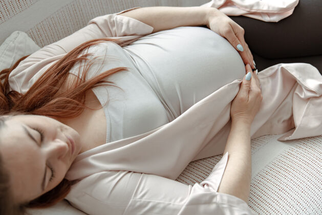 谎言时尚孕妇上个月在家沙发上休息的特写镜头怀孕特写父母