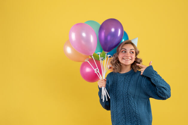 飞机手持黄色气球的年轻女性视图庆祝黄色