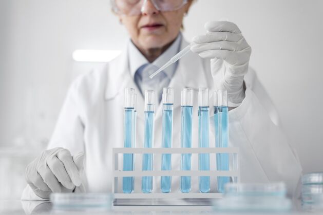 女人在实验室做实验的女人创新手套实验服