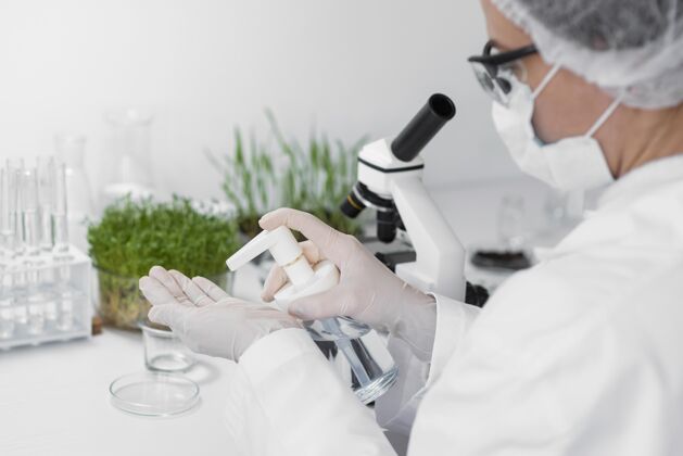 科学侧视女子实验芽苗菜实验室面具工作