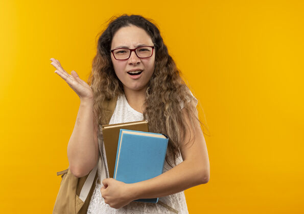 包迷茫的年轻漂亮的女学生戴着眼镜 背着书包 手上空空的 黄色的 有复印空间穿困惑女学生