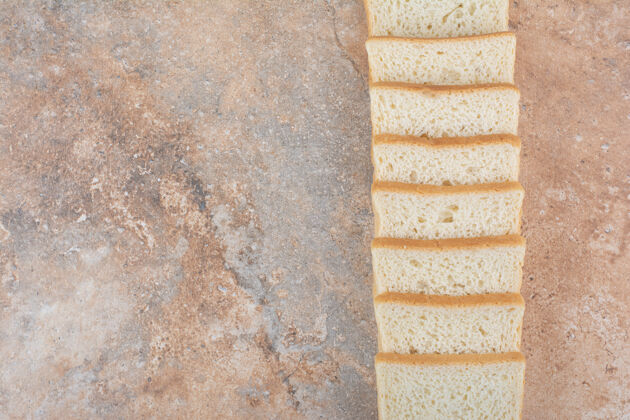 面包一堆烤面包片放在大理石背景上吐司小麦自制