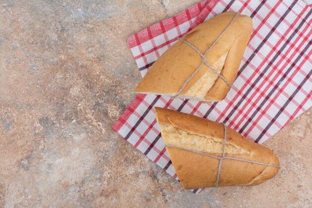 食品香喷喷的面包和大理石背景上的桌布美味谷类食品面包房
