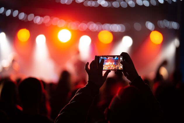 手演唱会期间用智能手机录制视频的特写镜头视频表演手机