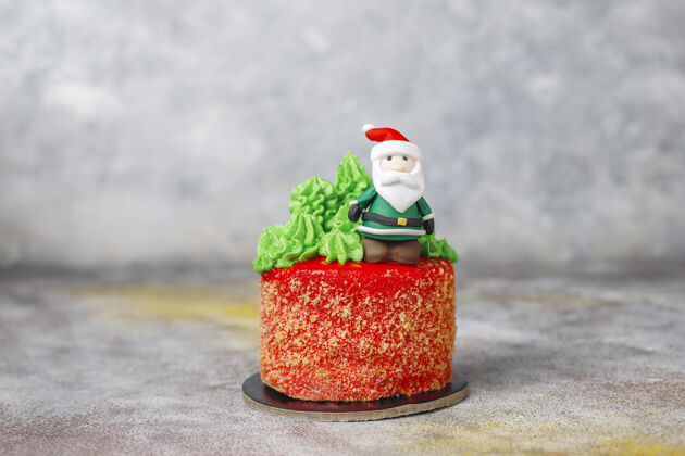 圣诞节用圣诞树 圣诞老人和蜡烛装饰的圣诞小蛋糕传统礼物甜点