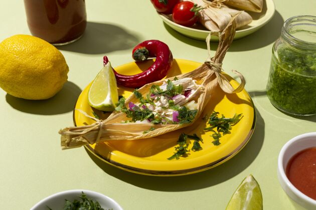 晚餐在一张绿色的桌子上摆放各种各样的玉米粉蒸肉配料美味食物墨西哥