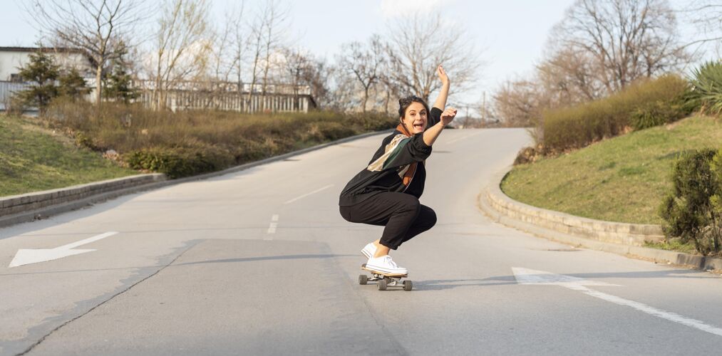 滑板玩滑板的年轻女子溜冰年轻人运动