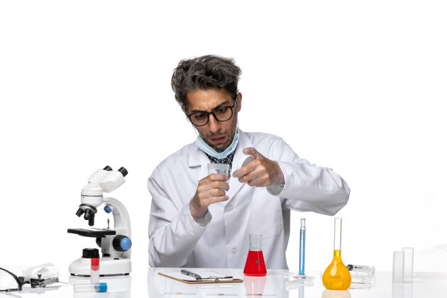 烧瓶正面图身穿白色医疗服的中年科学家手里拿着空烧瓶临床医学实验室外套