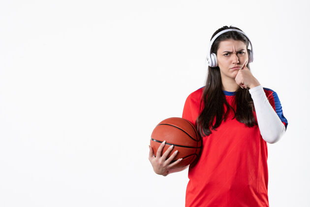 思想正面图身穿运动服的年轻女性 篮球白墙青年体育正面