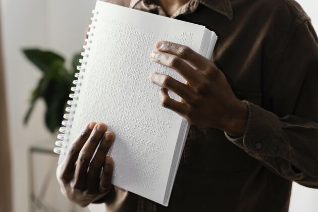 笔记本盲人用手读盲文特写生活方式盲文