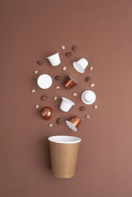 咖啡俯瞰咖啡豆和咖啡胶囊胶囊芳香顶视图