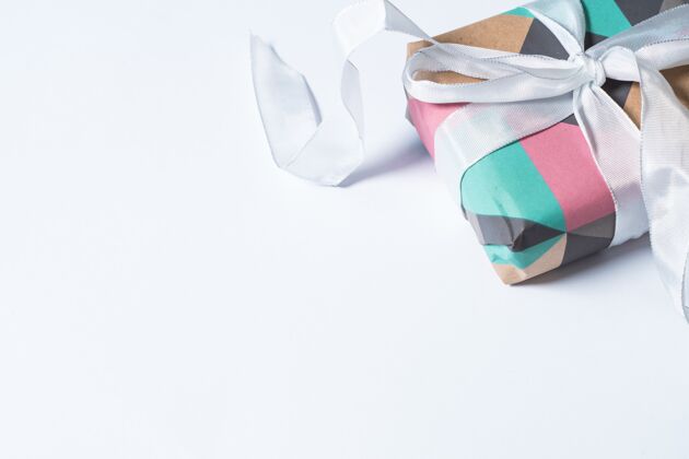 惊喜彩色礼品盒与白色丝带隔离在一个白色的背景礼品物品蝴蝶结