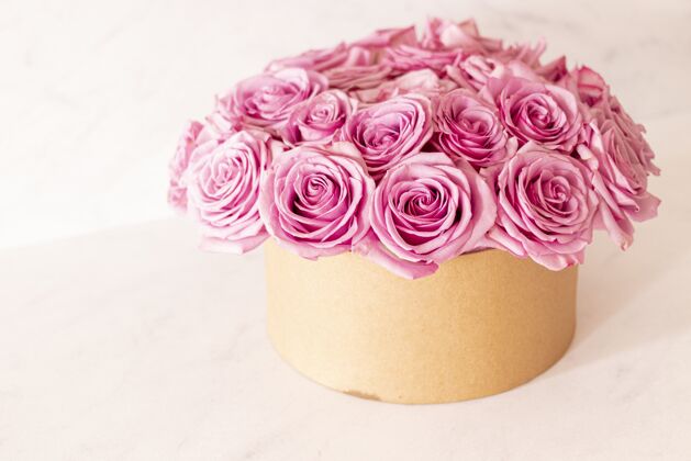 植物学美丽的花束与粉红玫瑰在一个粉红色的背景盒花蕾开花玫瑰