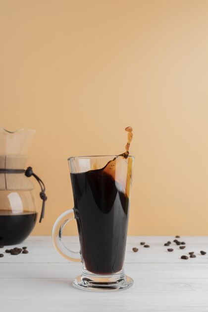 咖啡豆桌上有一杯咖啡咖啡香味
