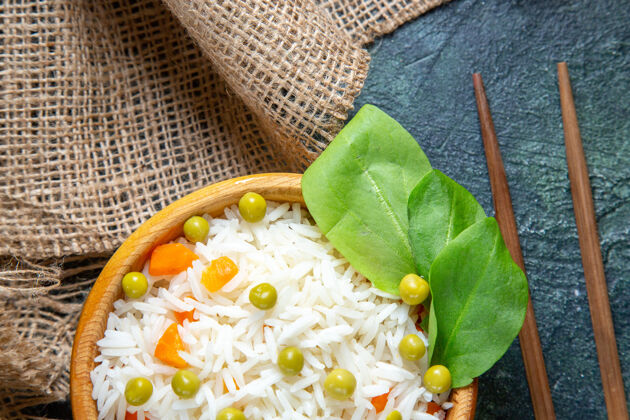绿色在黑暗的桌子上俯瞰美味的绿豆煮米饭深色用餐顶部