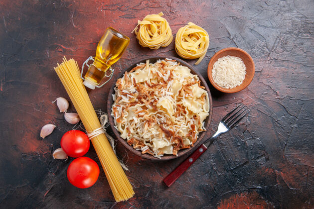 胡椒顶视图切碎的熟面团和米饭放在深色的面团上烹饪菜肴午餐
