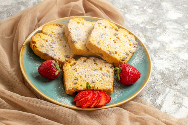 营养品正面图：美味的蛋糕片和新鲜草莓放在薄薄的水果馅饼上景观面包早餐