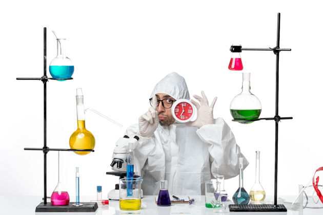 化学正面图身穿特殊防护服手持红色时钟的男科学家科学红特殊