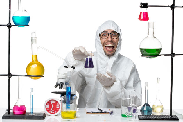 实验室正面图穿着特殊防护服的男科学家拿着装有溶液的烧瓶实验专业正面