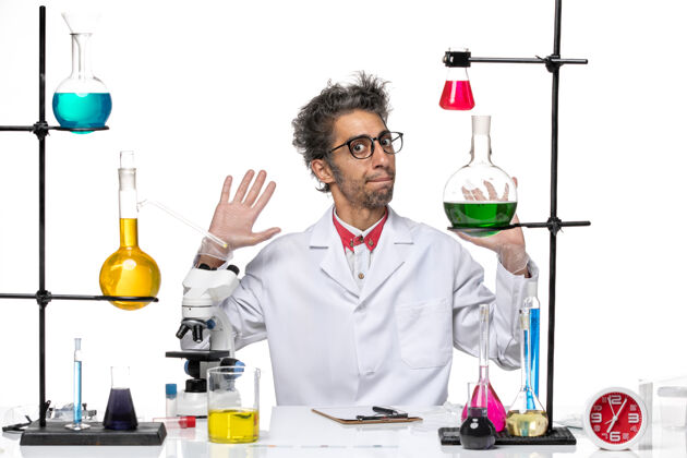 外套正面图穿着白色医疗服的中年化学家拿着溶液坐着实验室化学家坐姿