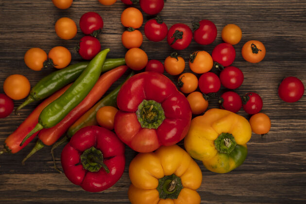 土豆顶视图新鲜蔬菜 如软西红柿和辣椒隔离在木墙上番茄农场蔬菜
